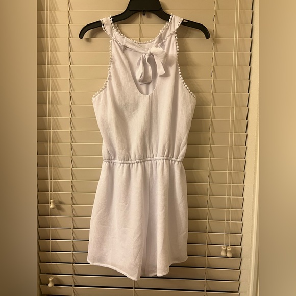 Francesca’s Women’s Small White Tie-Neck Halter Romper Blue Rain Pom Pom Trim - Picture 3 of 14